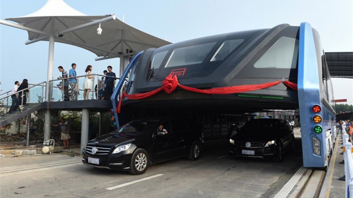 El nuevo transporte público de China pasa por encima del tráfico… literalmente