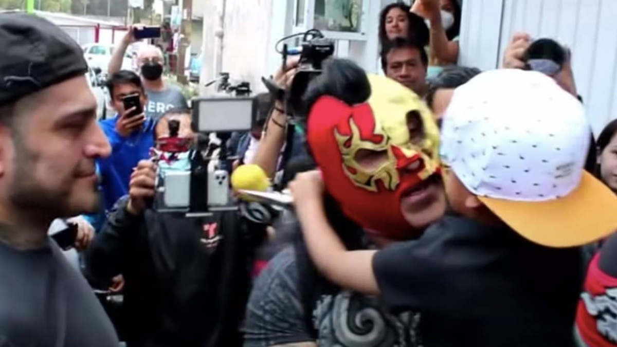 Luchadores visitan a niño de 5 años que fue agredido por ‘El Vikingo’