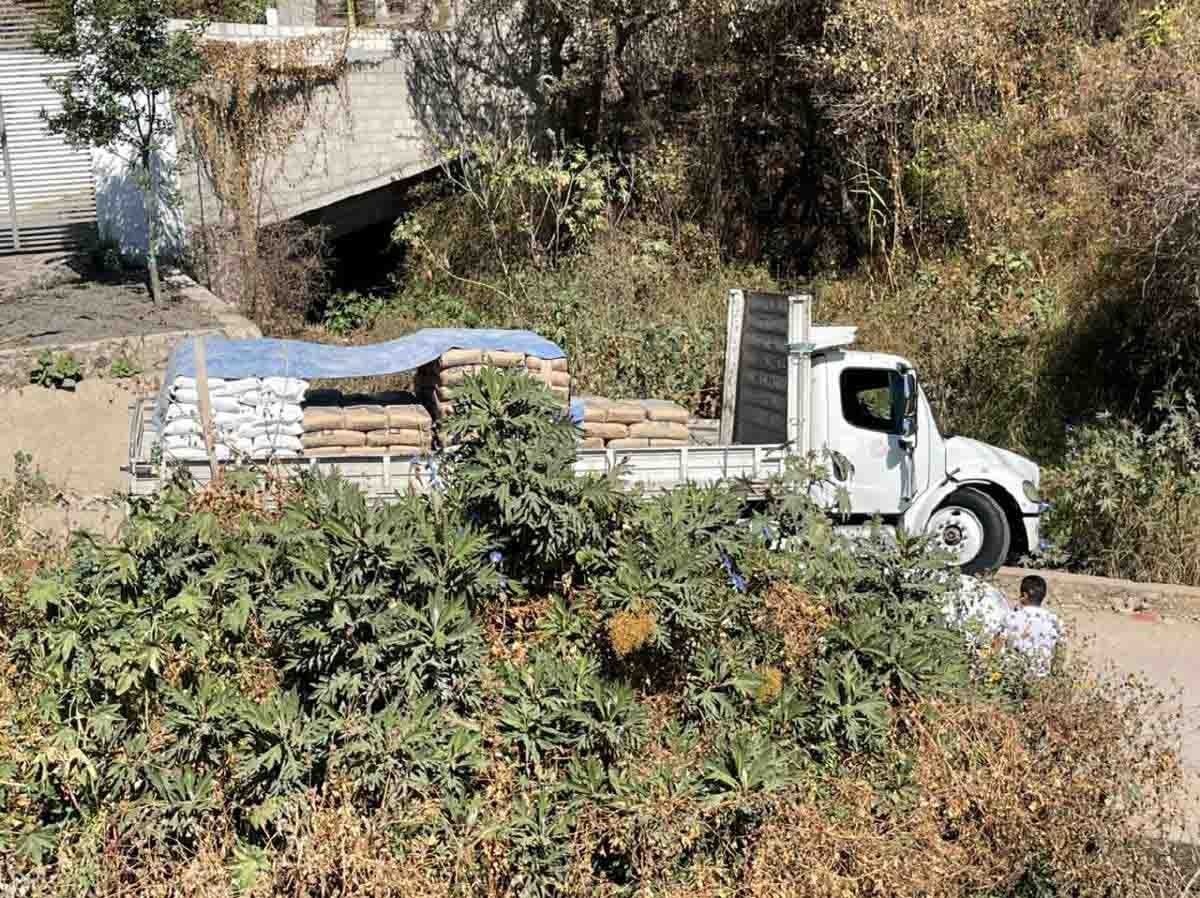 Un camión estuvo a punto de caer a una barranca