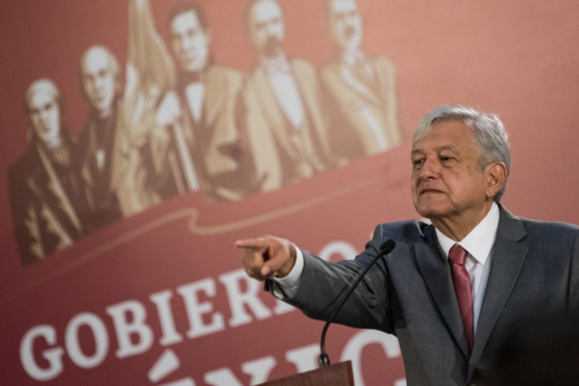 Bloomberg reconoce a AMLO como uno de los 50 líderes del 2018