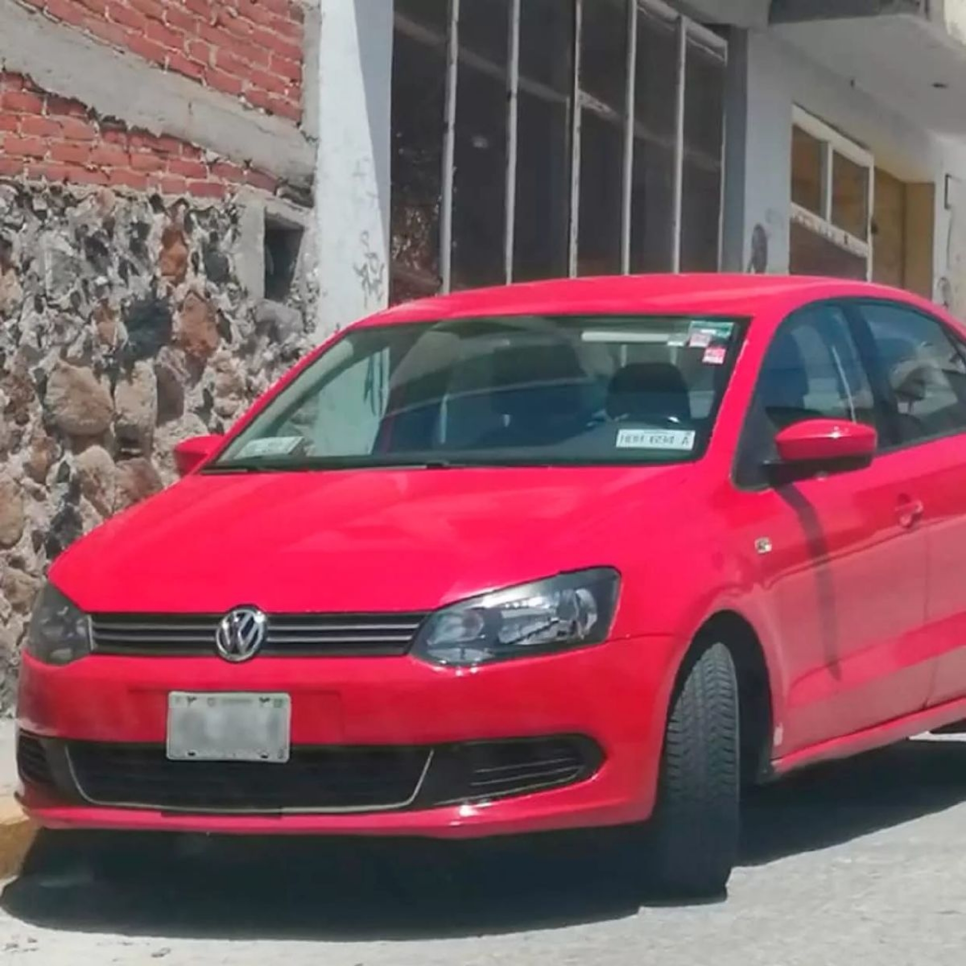 Dan rozón de bala a automovilista al oponerse a un robo