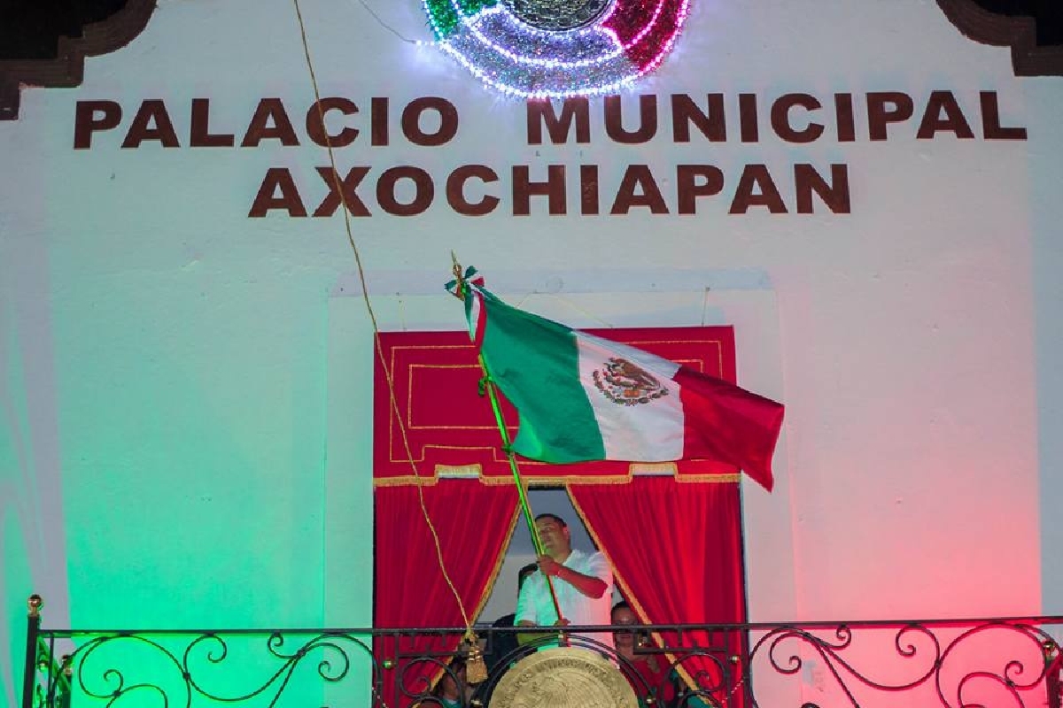 Edgar Muñoz Sanabria encabezó la ceremonia del grito de independencia en Axochiapan