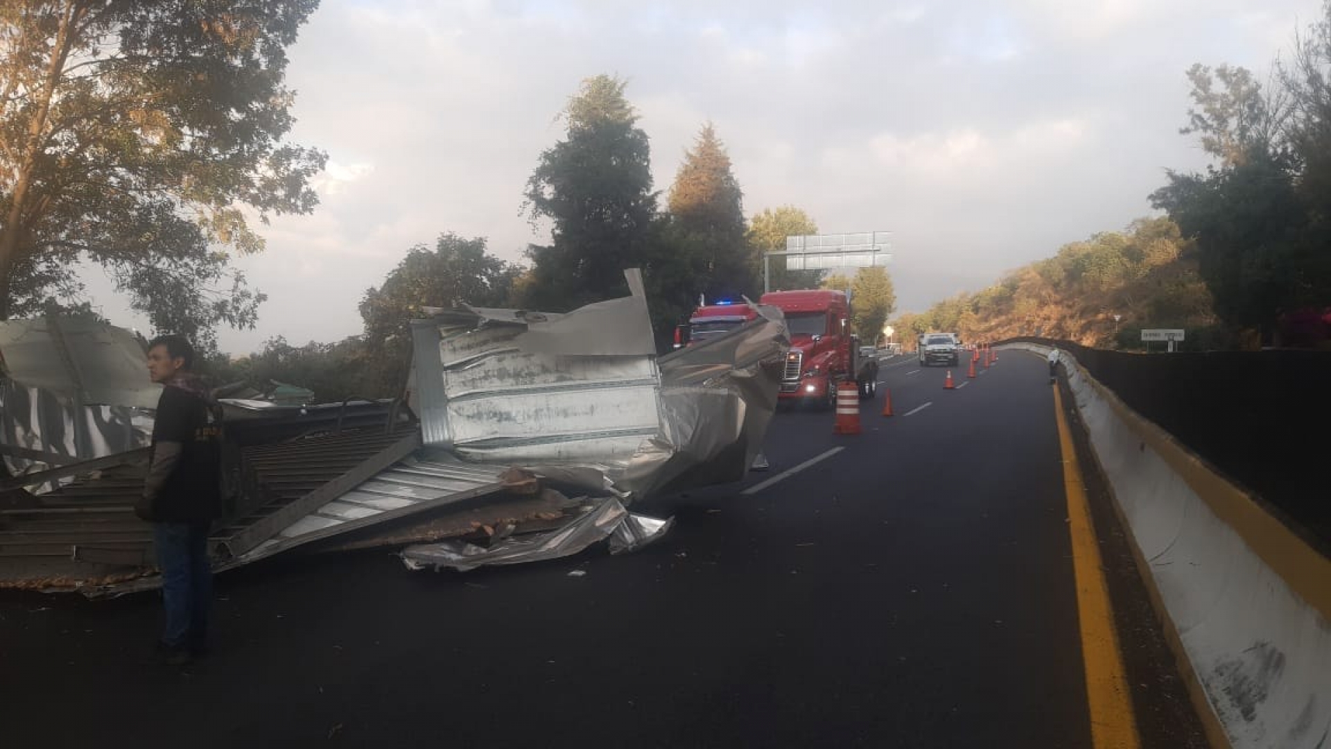 Vuelca tráiler sobre la autopista México-Acapulco