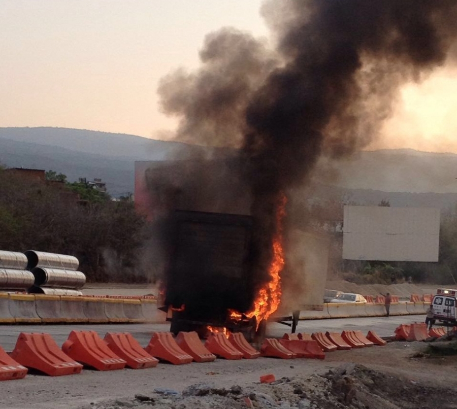 Se incendió la caja de un tráiler sobre la autopista