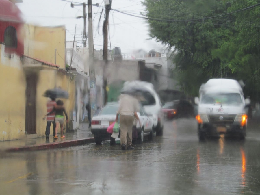 En alerta, corporaciones de emergencia por constante lluvia en el sur