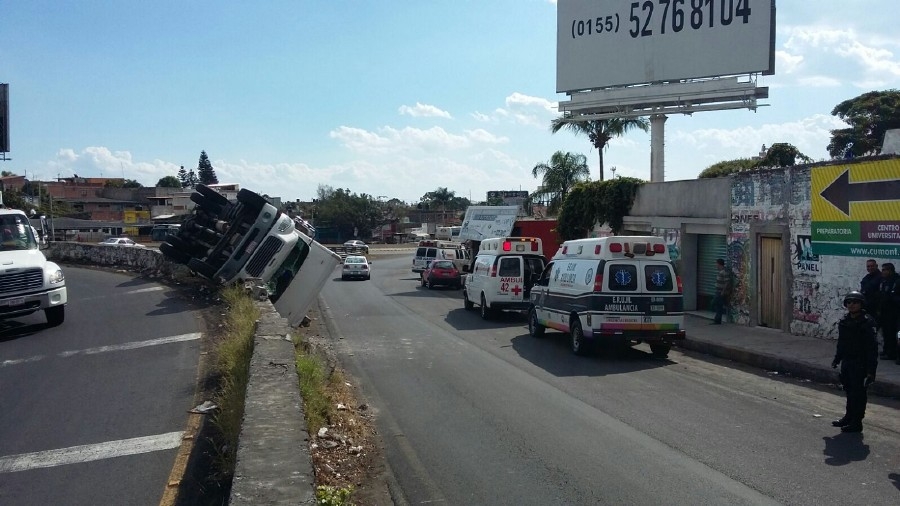 Vuelca camión de carga; el chofer resultó herido