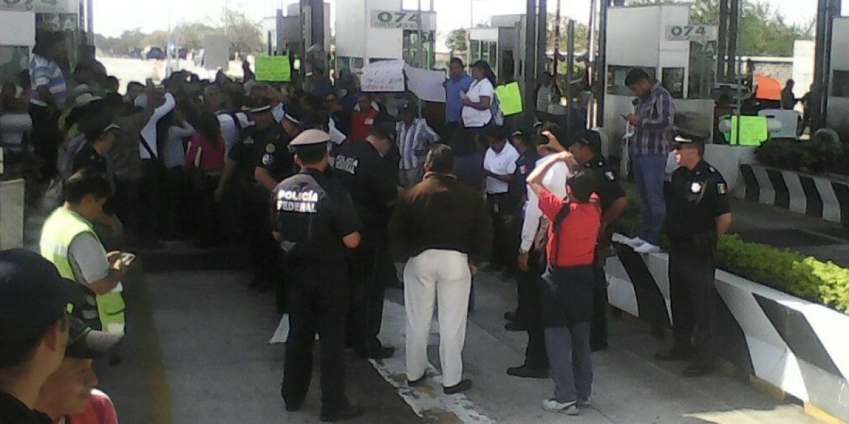 Se manifiestan transportistas de la zona sur en la plaza de cobro de Ahuehuetzingo