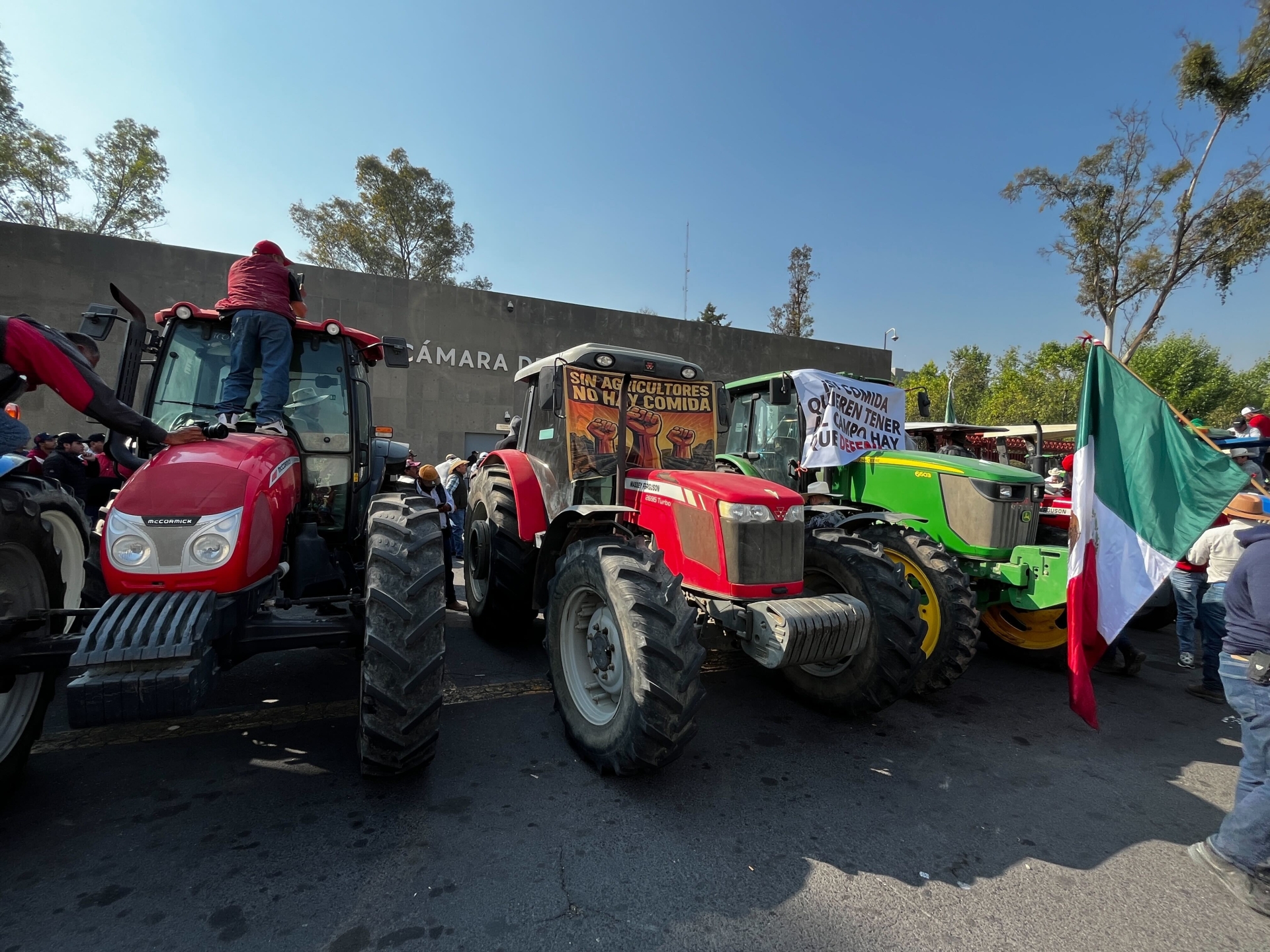 Agricultores llegan con tractores a la Cámara de Diputados contra Ley de Aguas