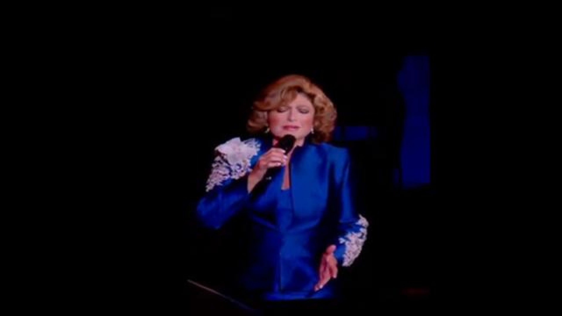 VIDEO: Angélica María sufre aparatosa caída durante concierto