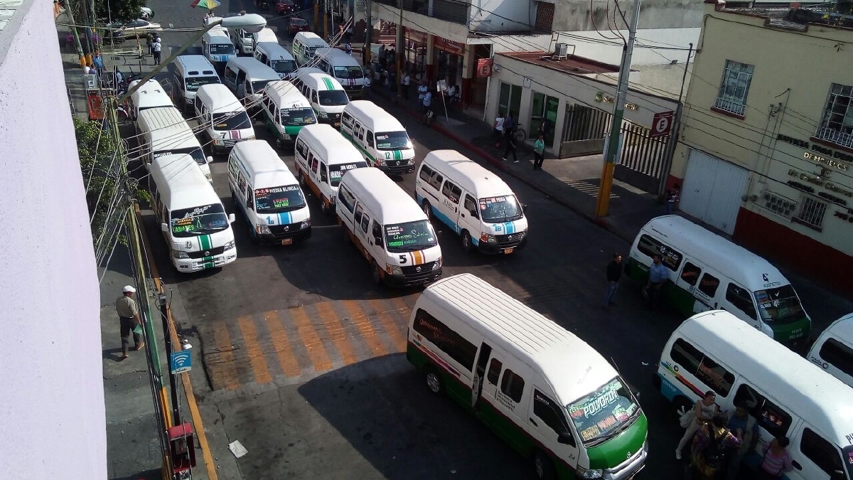 Bloquean transportistas avenida Insurgentes de Cuautla por detención de unidades