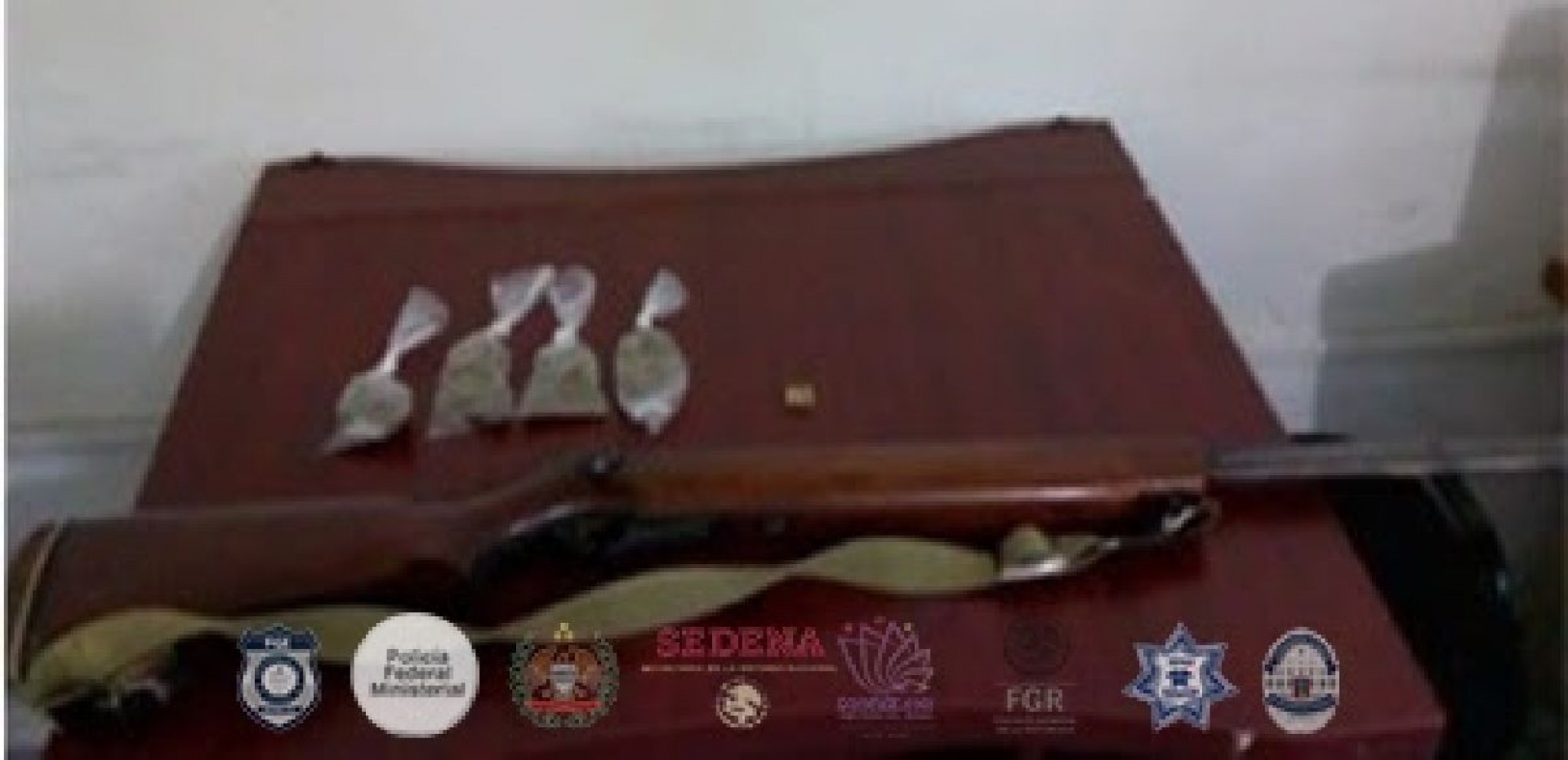 Sorprenden a joven en poder de un rifle y marihuana