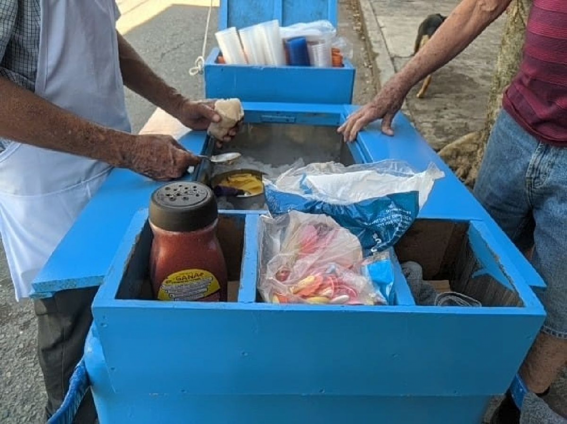 No ha dejado de vender sus paletas y helados