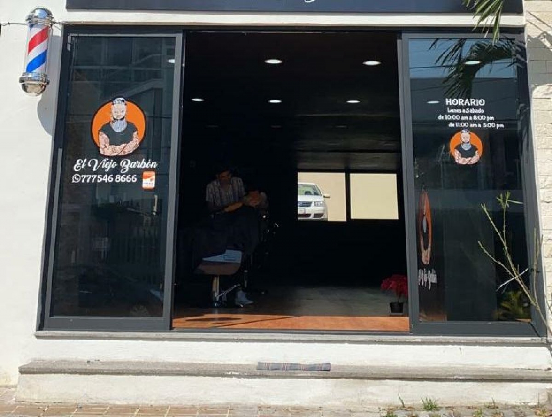 Por la pandemia retardó la apertura de su barbería