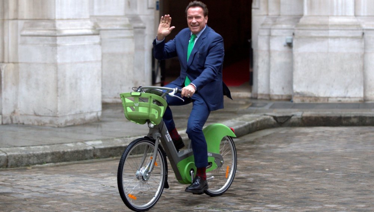 Schwarzenegger llegó en bici a una cumbre de cambio climático