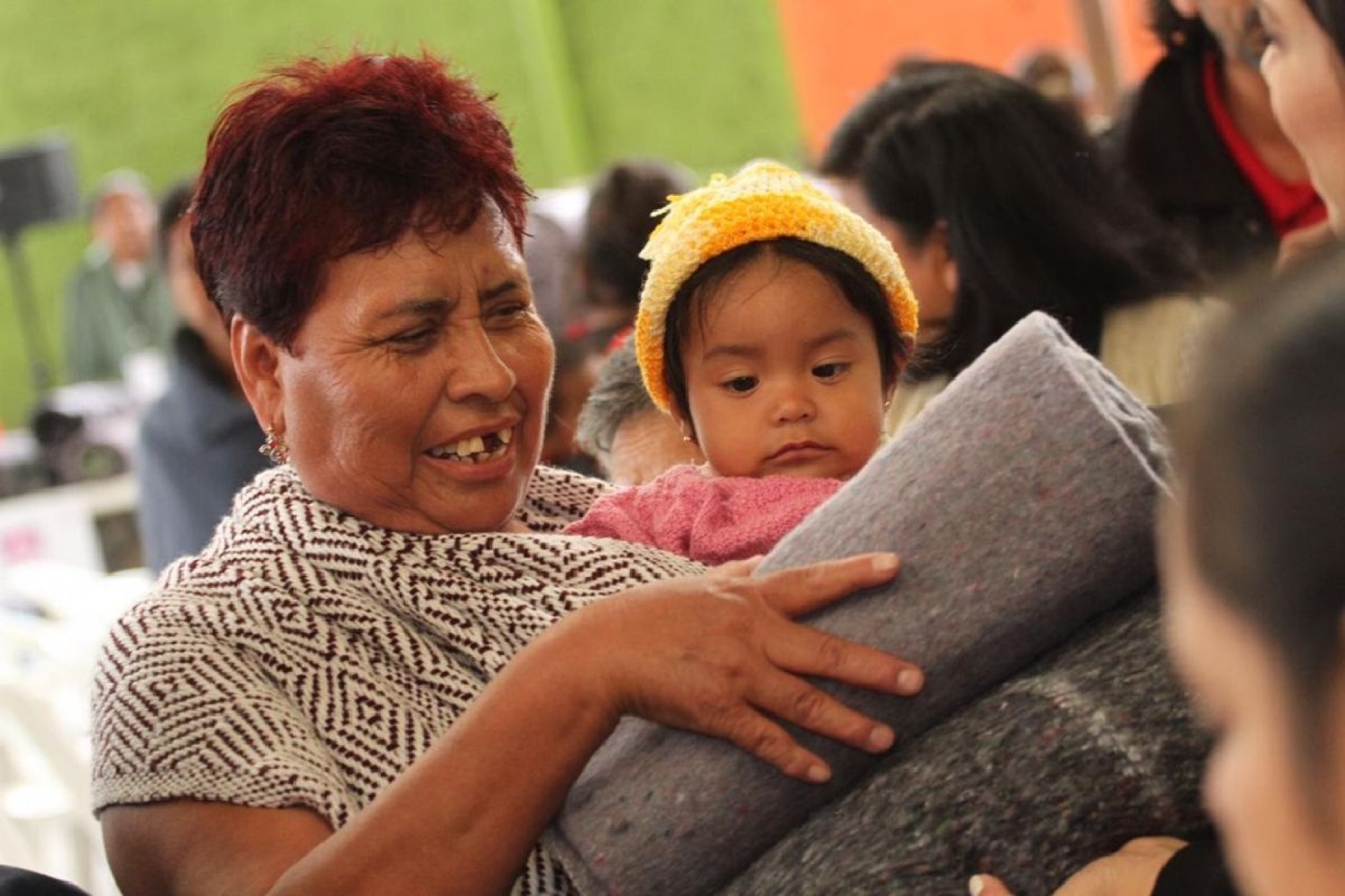 Invita DIF Morelos a donar ropa de invierno y cobijas