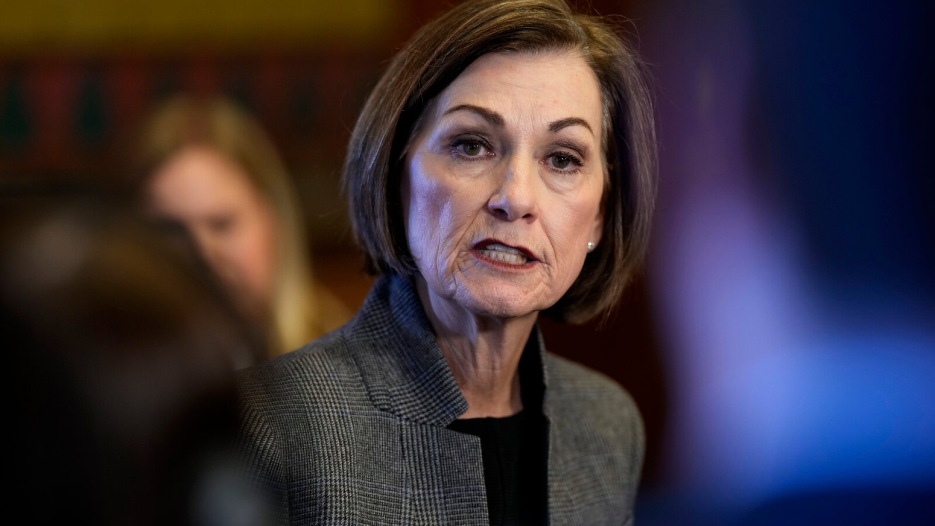 Gobernadora de Iowa firma ley para arrestar a inmigrantes