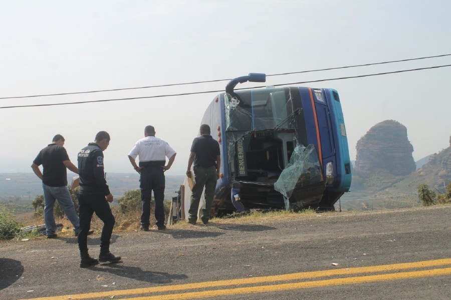 Volcadura de autobús deja cuatro muertos y 17 heridos