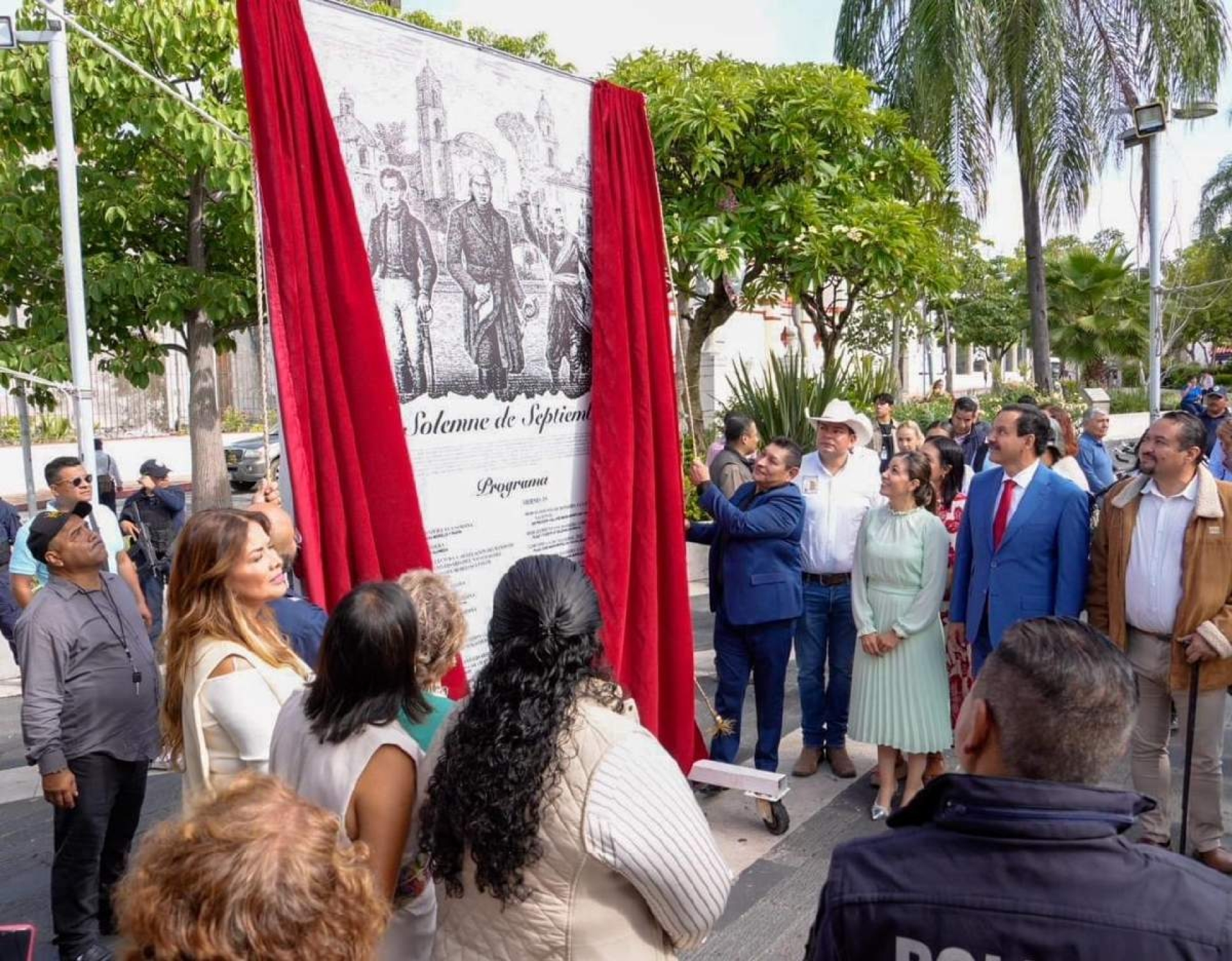 Develan Bando Solemne de los 260 años del natalicio de Morelos