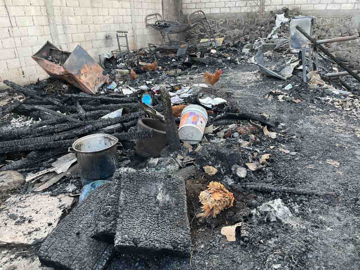 Arrasa incendio con dos viviendas