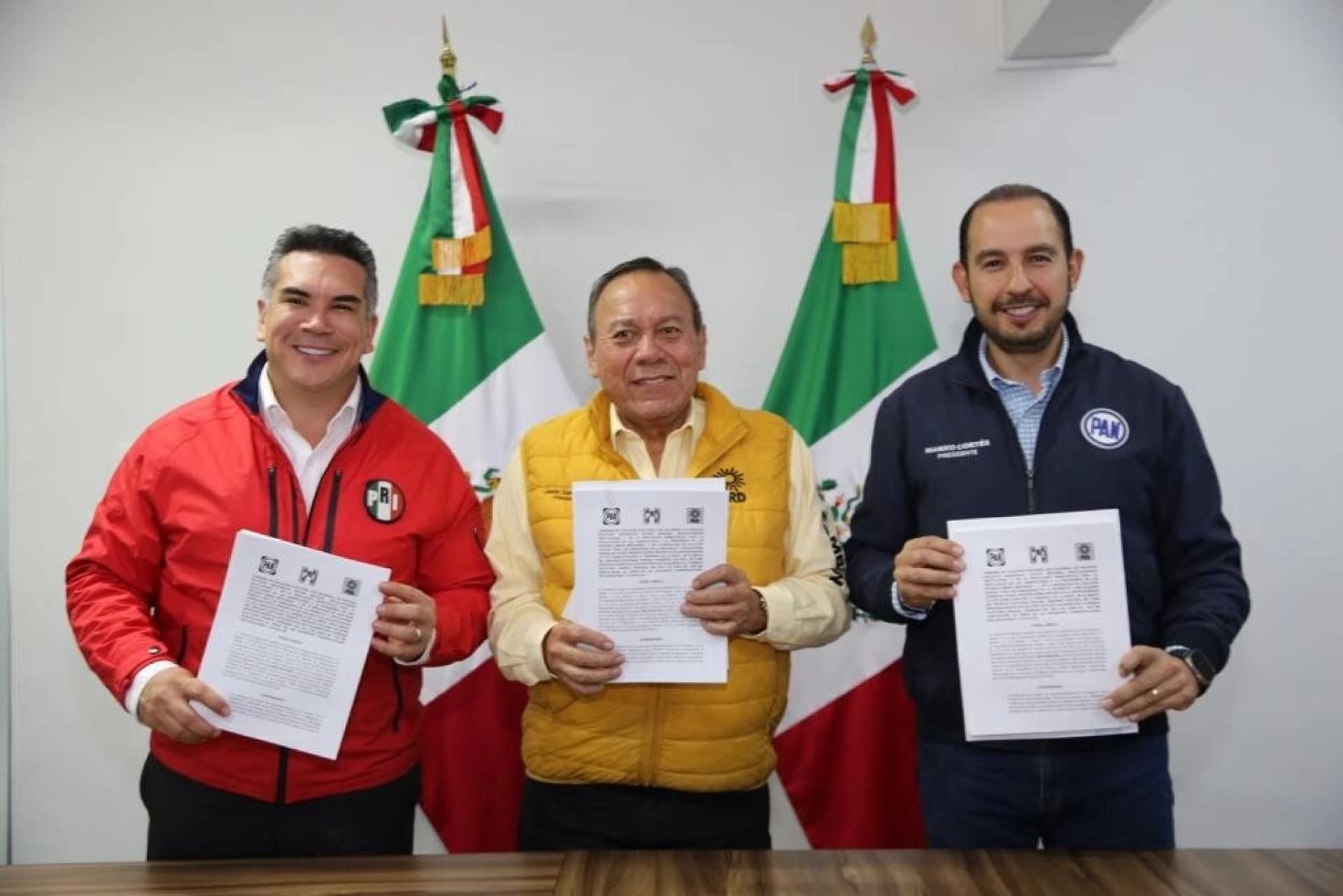 PAN, PRI y PRD registran coalición 'Fuerza y Corazón por México'