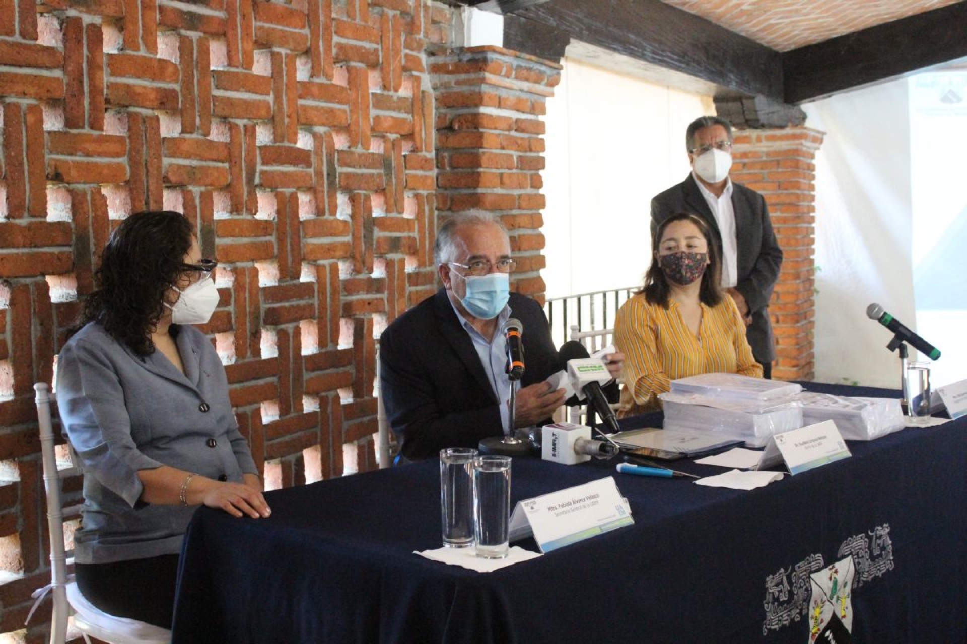 Administrativos conjuran huelga en la UAEM