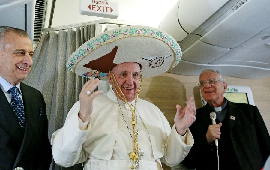 Papa Francisco inicia viaje a México con sombrero Guadalupano