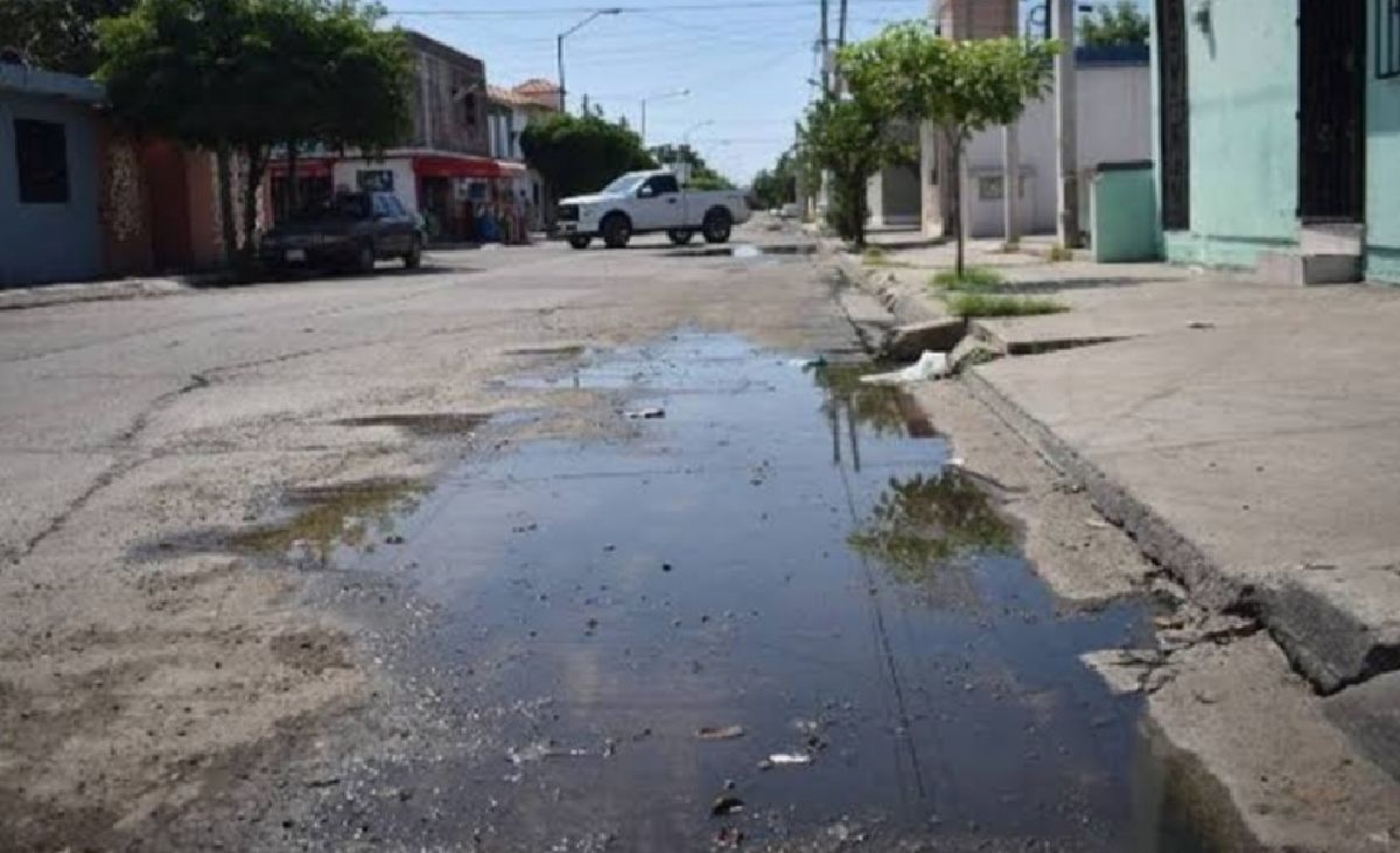 Critican práctica de arrojar aguas jabonosas a la calle