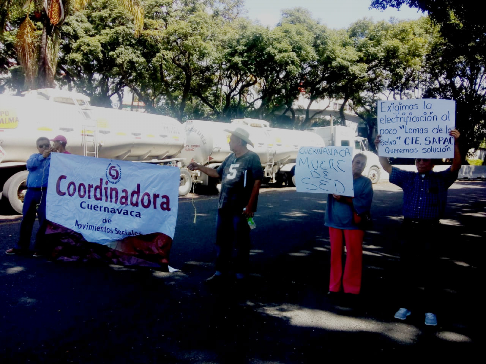 Bloquean vecinos inconformes salida a la autopista a México