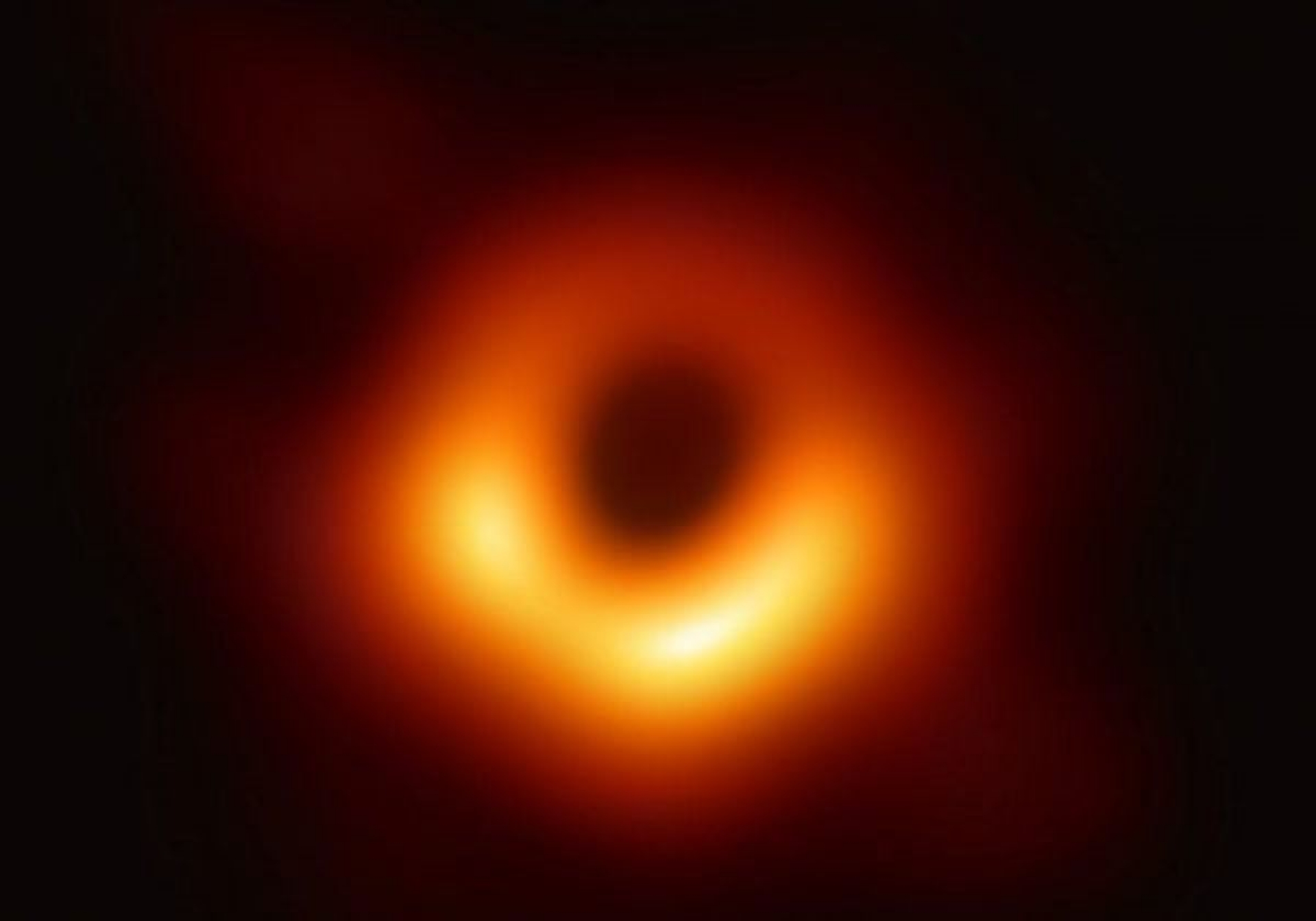 Captan imagen real del chorro emitido desde un hoyo negro