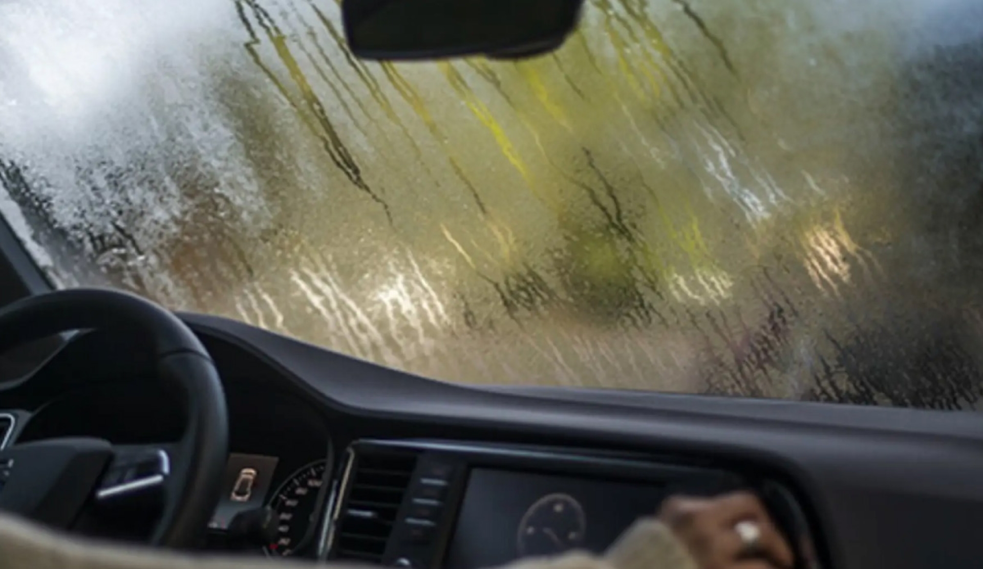 El truco fácil y rápido para desempañar los vidrios del auto sin usar aire acondicionado