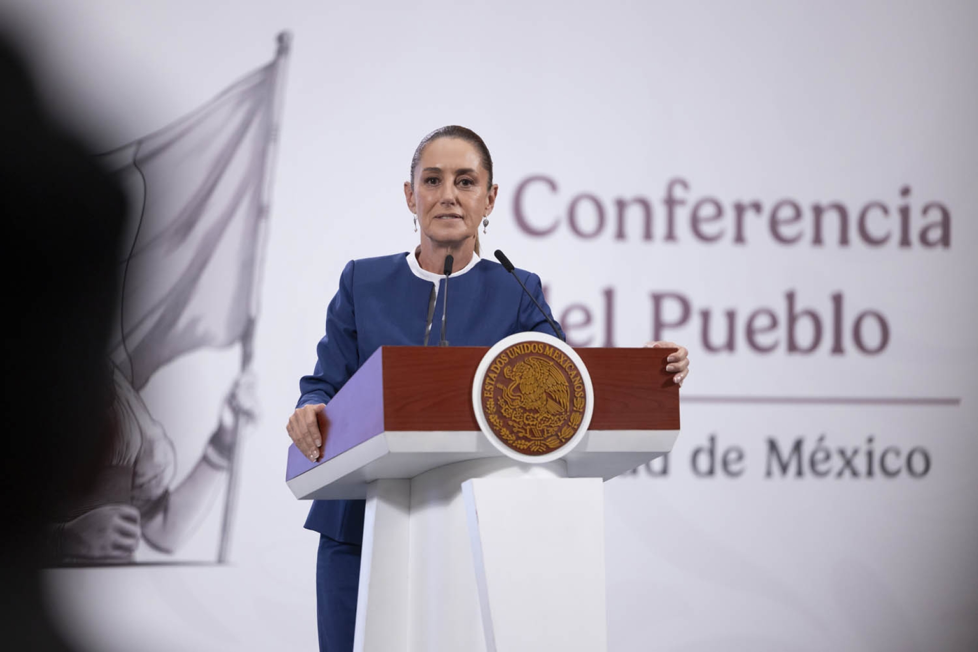 Sheinbaum defiende a Gutiérrez Müller: 'Yo sabía que vive en México'