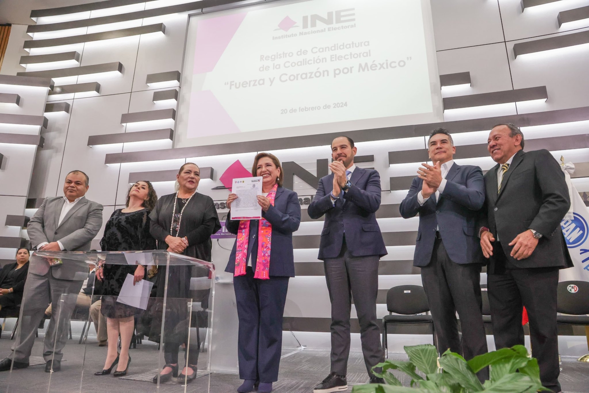 En su registro, Xóchitl Gálvez exige a AMLO 'sacar las manos' de la elección