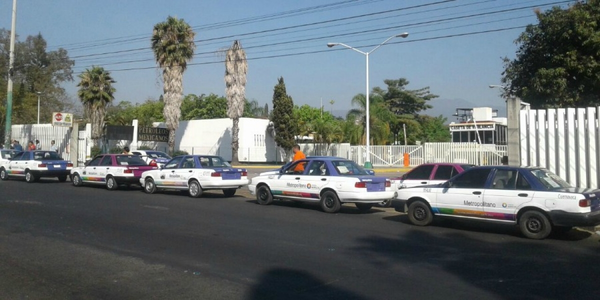 Vuelven a bloquear instalaciones de Pemex, taxistas inconformes; ciudadanos se manifestaron en la SMyT