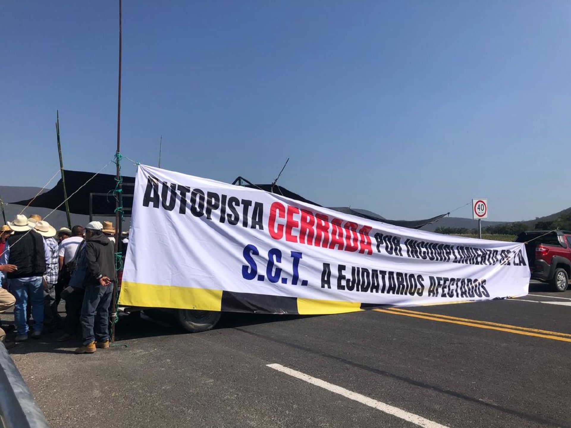 Se mantiene plantón en la autopista Siglo XXI