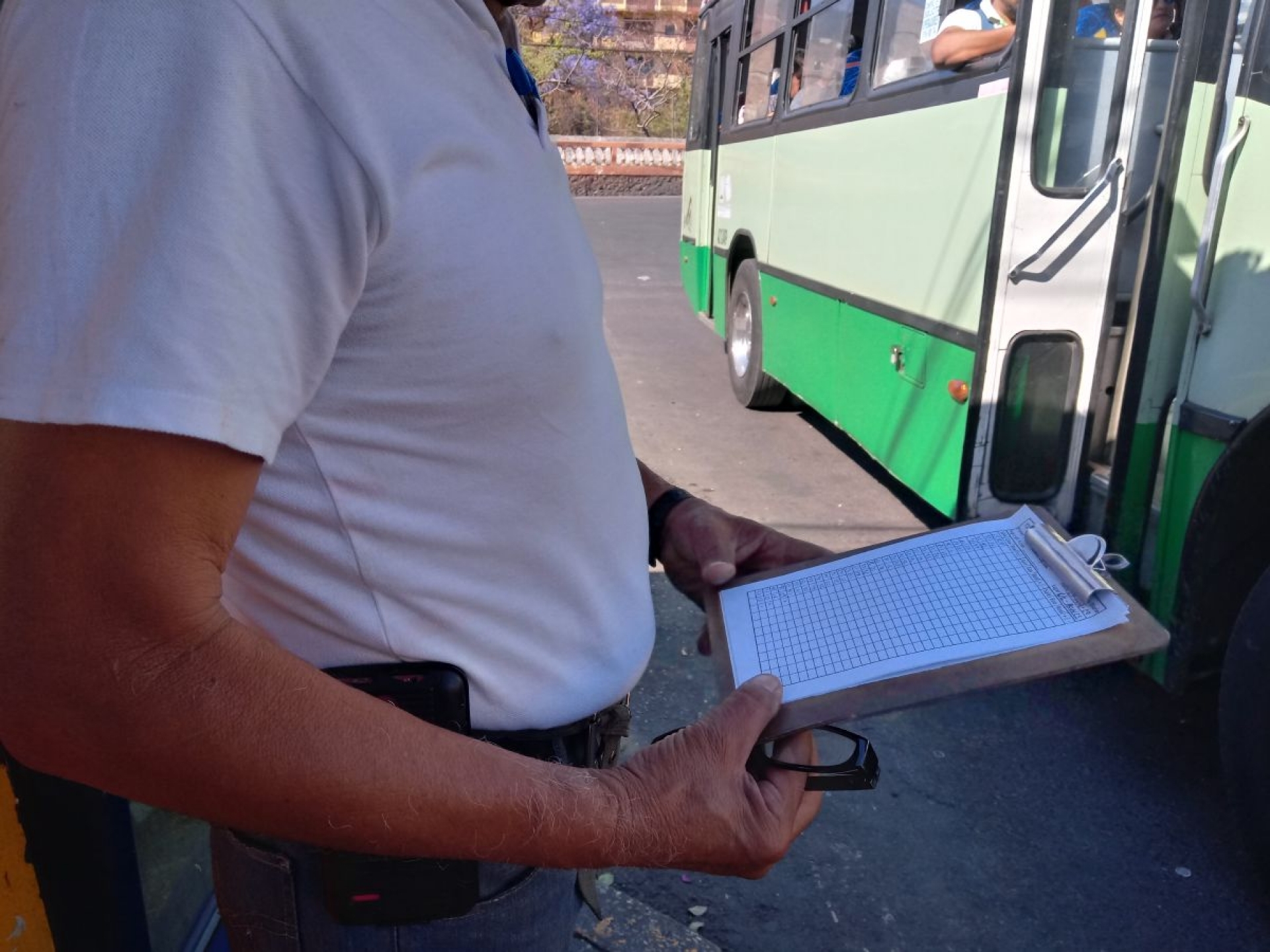 Los choferes ya casi no dan propina a los checadores