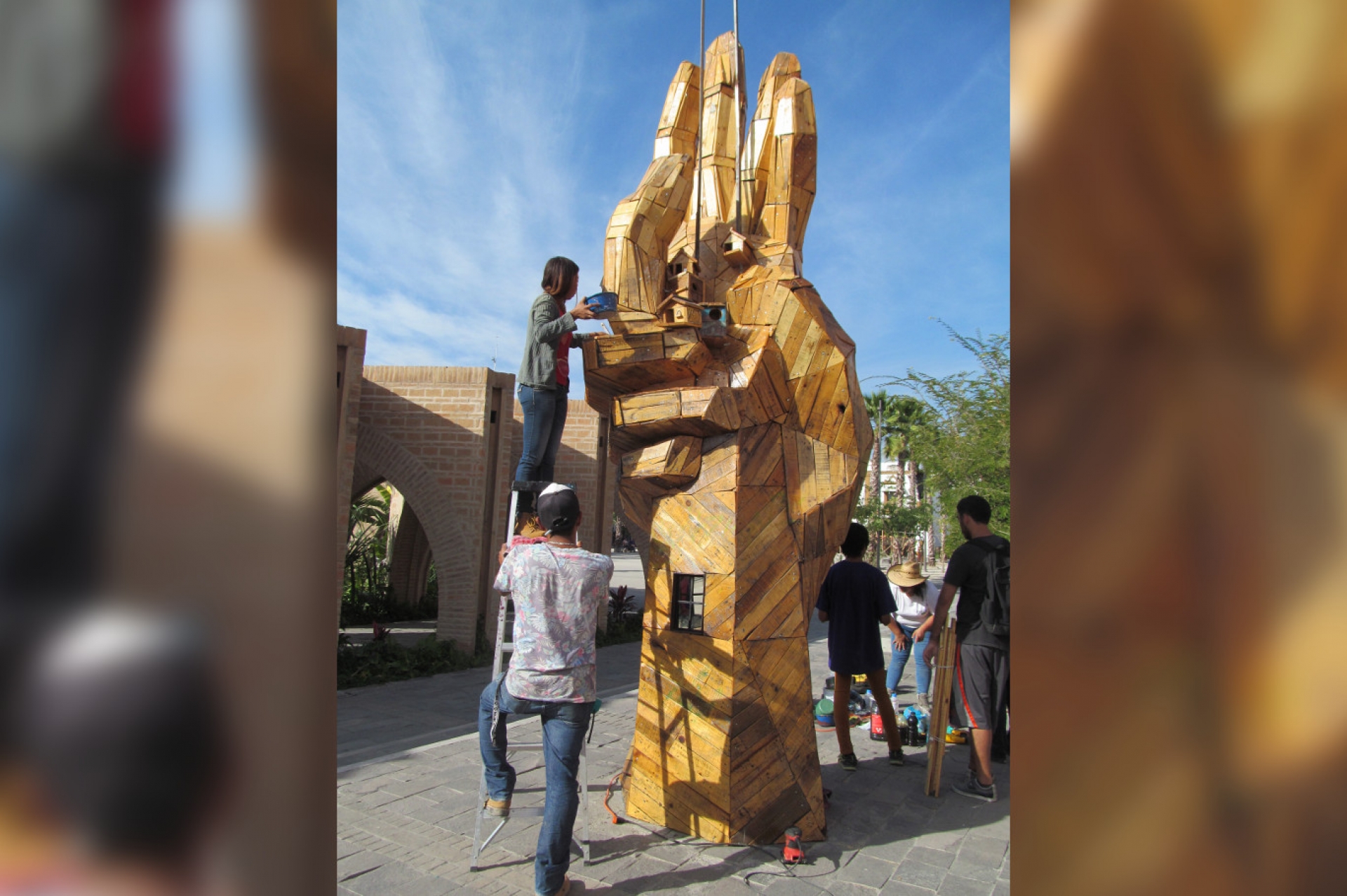 Dan mantenimiento a escultura “manos fraternas” en Jojutla