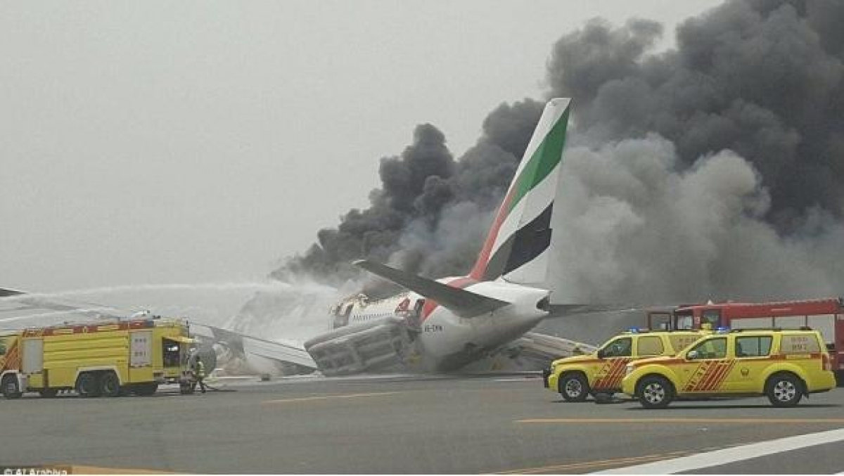 Avión se incendia durante aterrizaje en Dubái