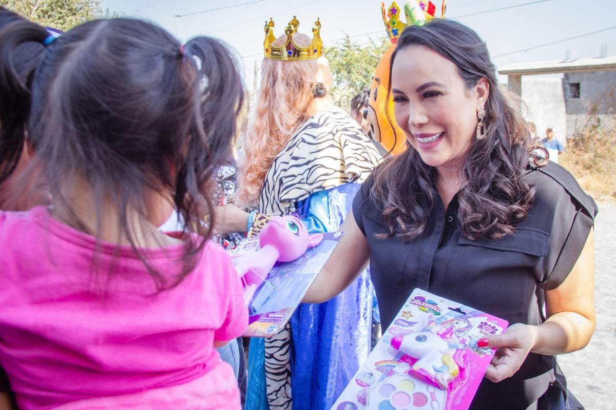Encabezan Cuauhtémoc Blanco y Natália Rezende entrega de juguetes en los 36 municipios de Morelos