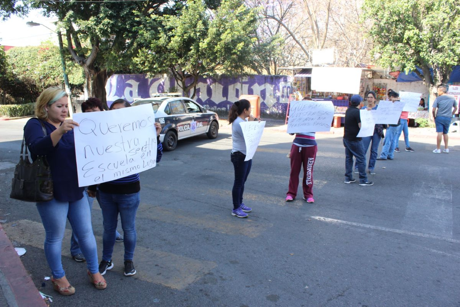 Con bloqueos, padres de familia reclaman soluciones por daños en escuelas