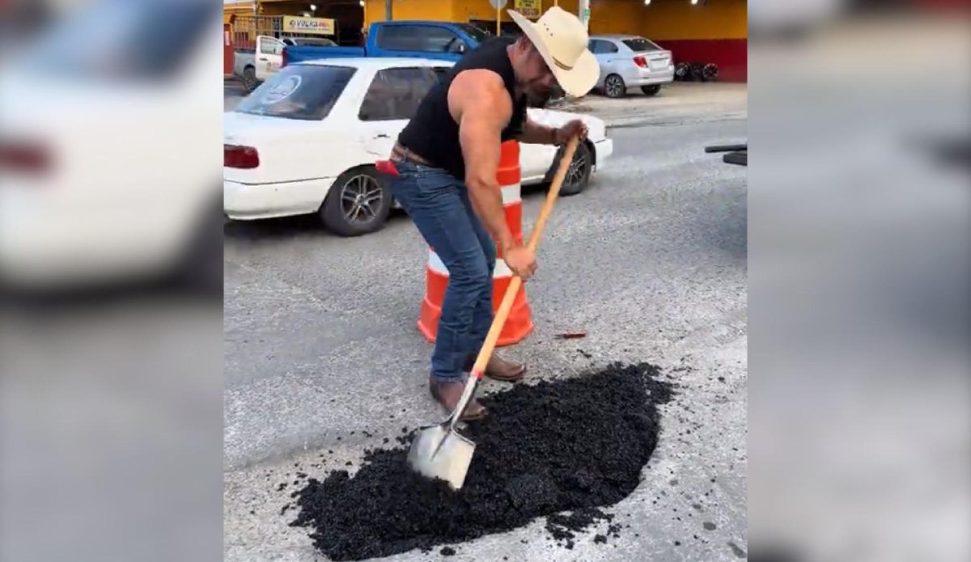 Influencer se hace viral por reparar baches en Nuevo León y recibe invitaciones a CDMX