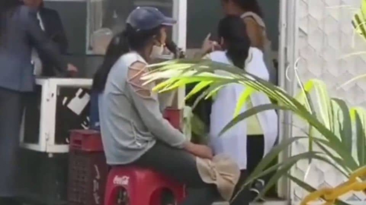 Mujer canta “La llorona” junto a un puesto de tacos y conquista TikTok