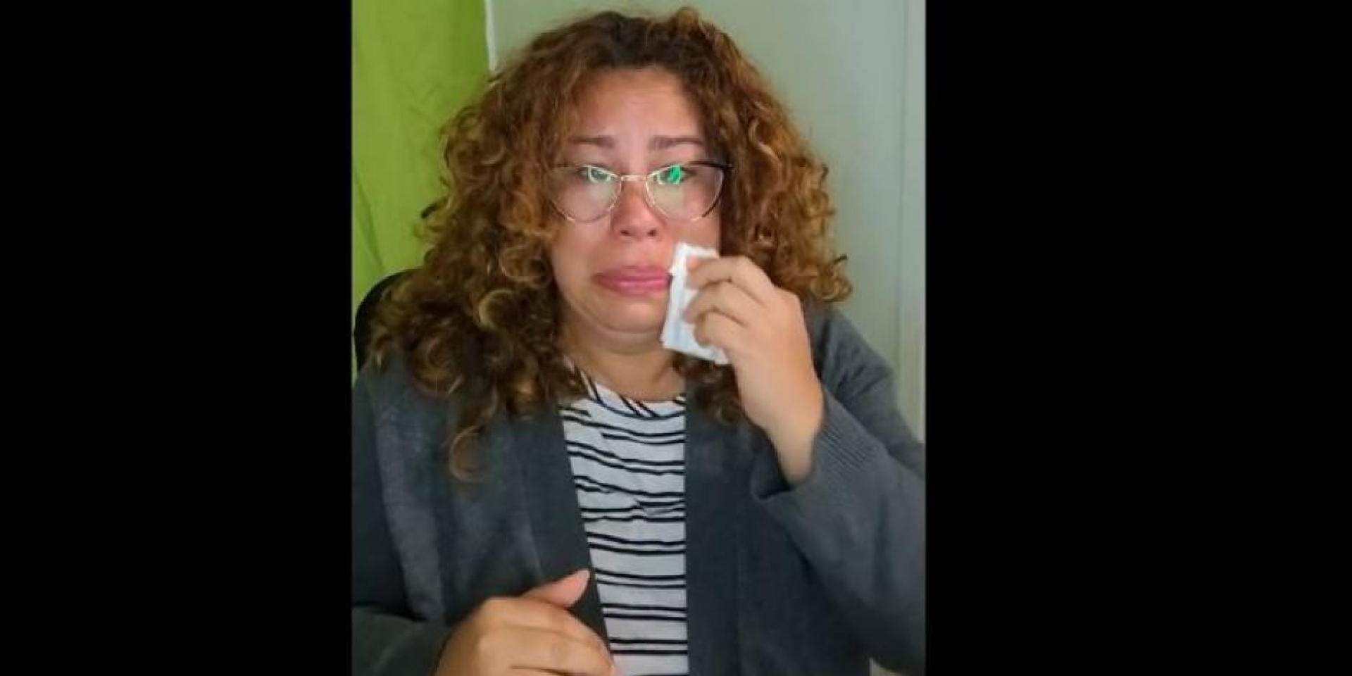 Maestra llora en transmisión en vivo porque sus alumnos no quieren estudiar