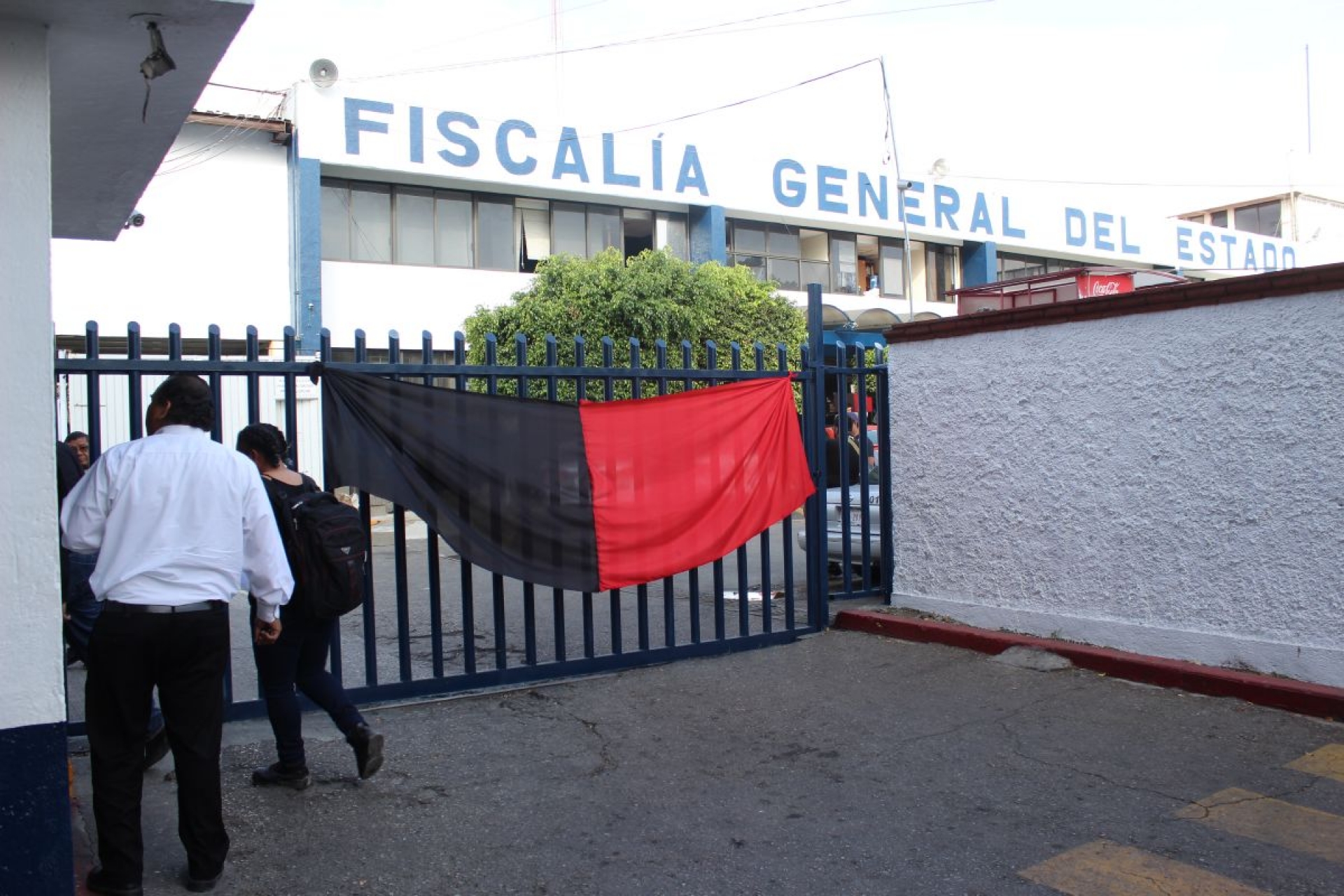 Suspenden labores trabajadores de la FGE