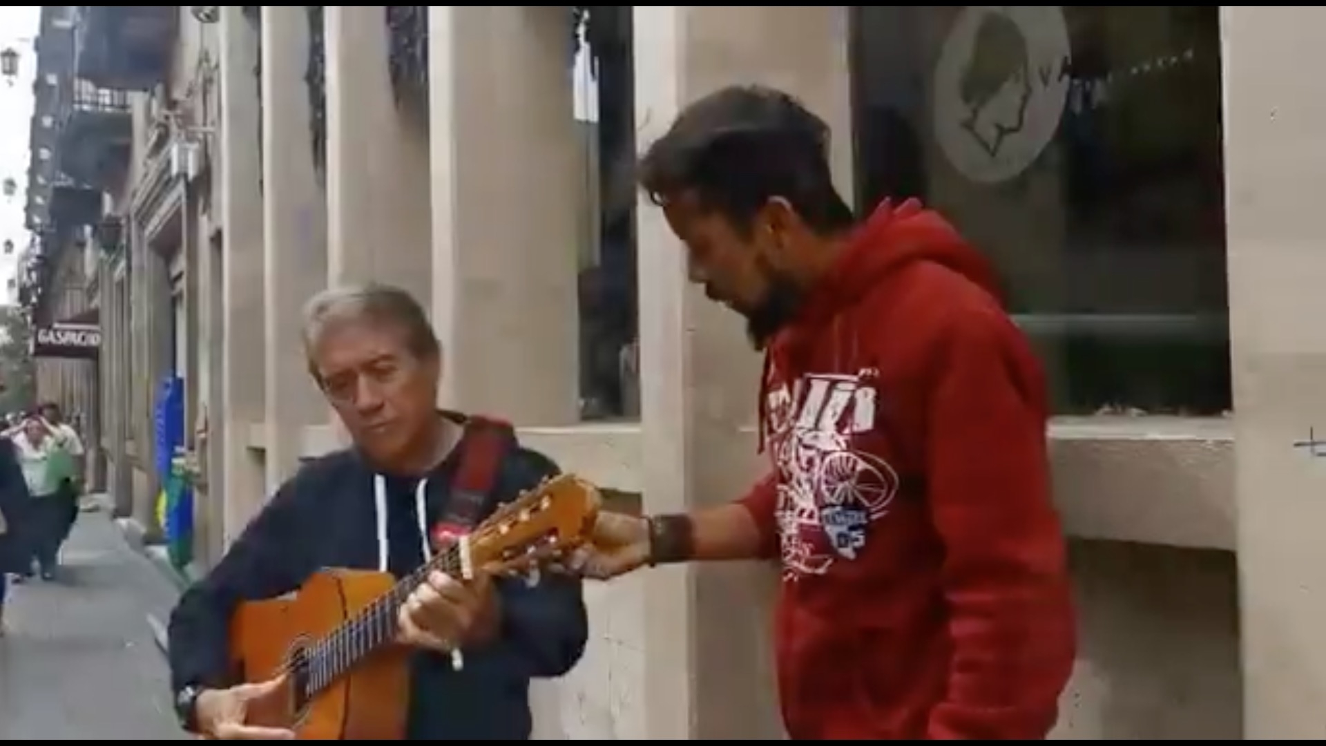 VIDEO: Napoleón sorprende tocando con guitarra de artista callejero