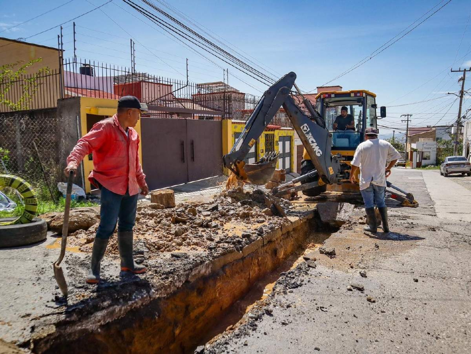 Atienden socavón en avenida Tzompantle