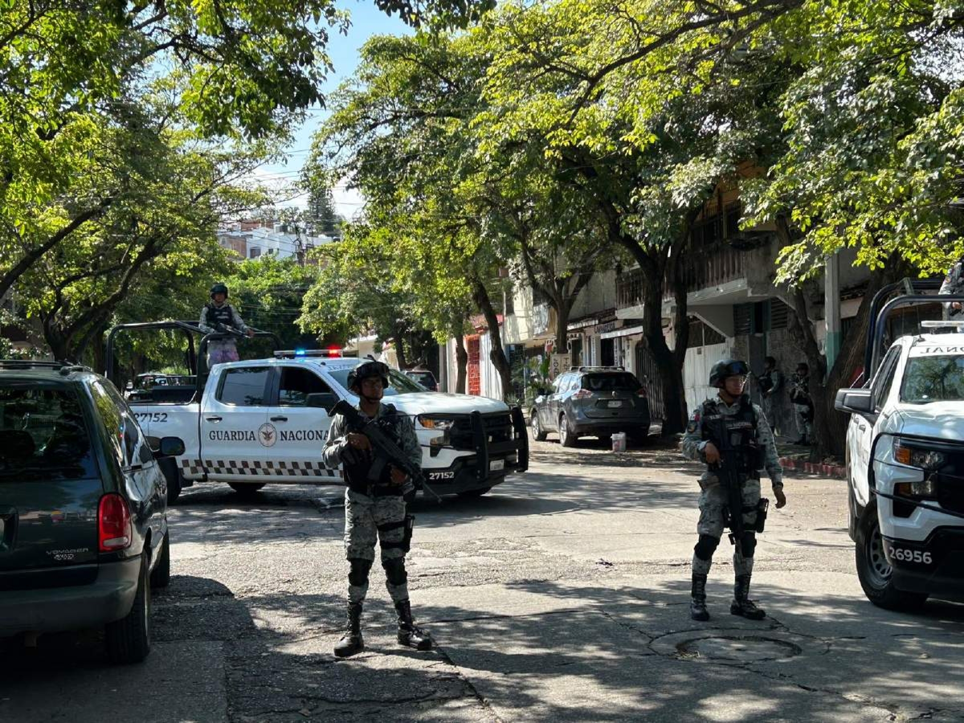 Arrestan a un hombre y decomisan autos en una casa