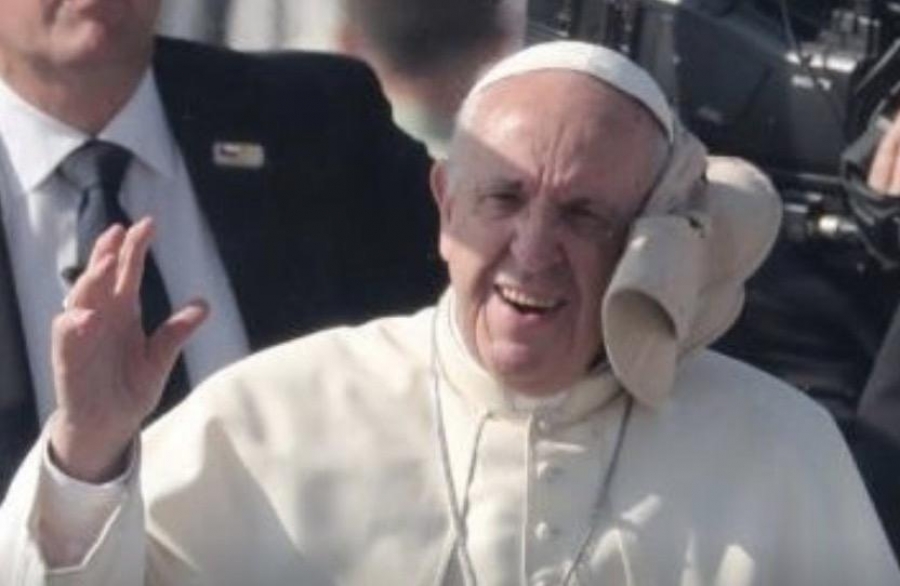 VIDEO: Lanzan gorro al Papa Francisco mientras saluda a fieles en Chile