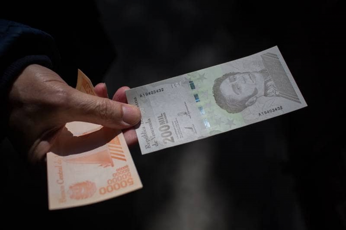 Venezuela "renueva" su moneda, Bolívar tendrá seis ceros menos