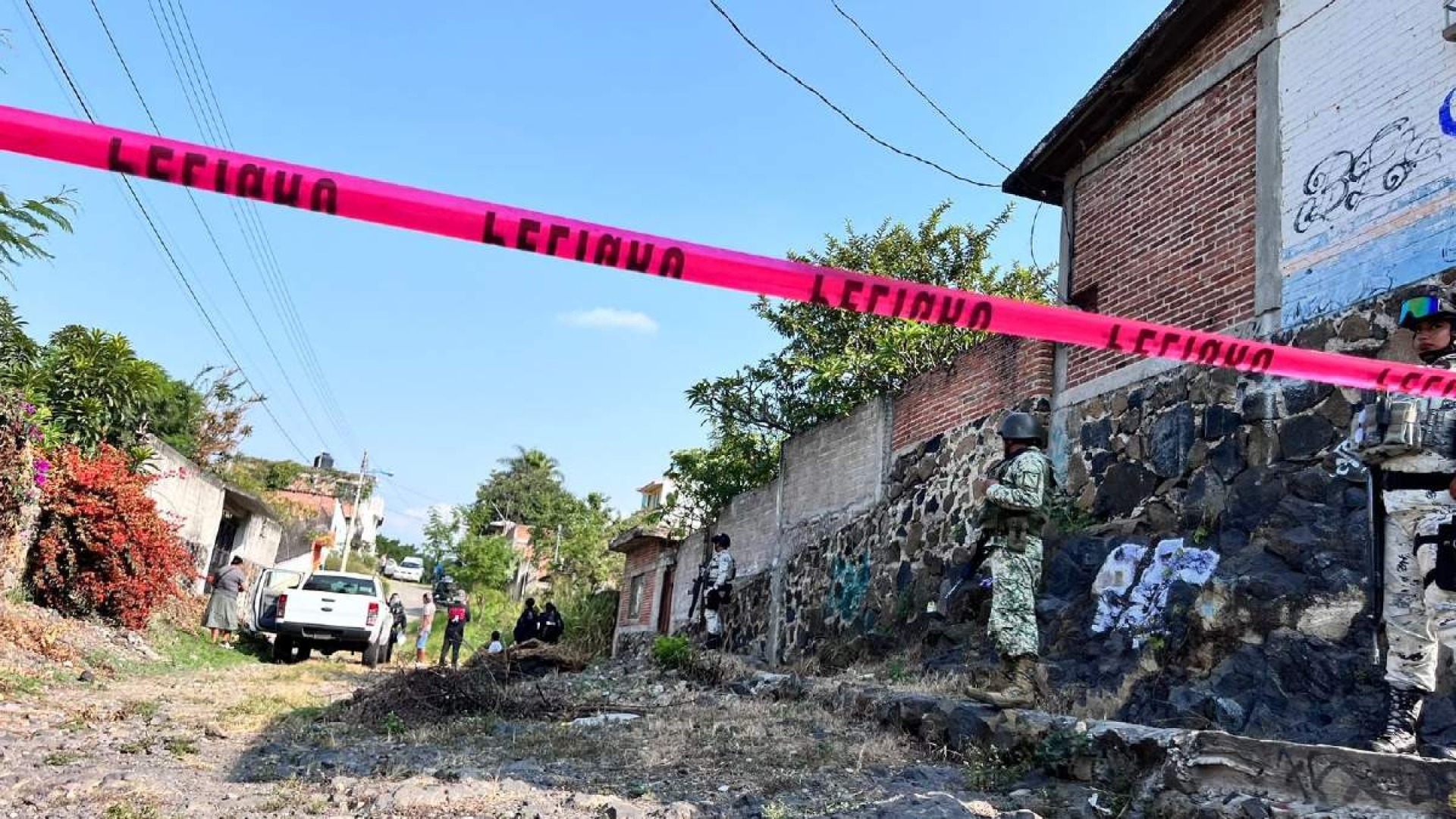 ¡Asesinado a machetazos!