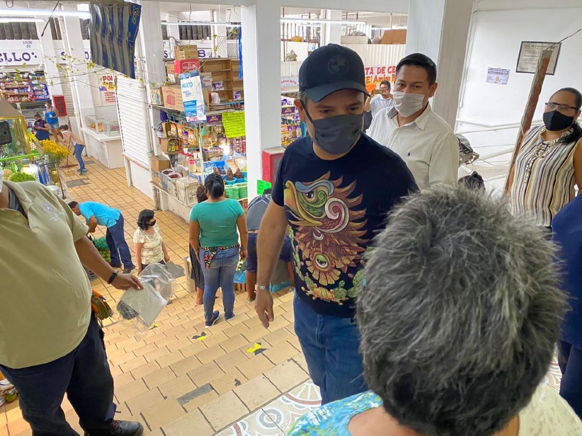 Visita Antonio Villalobos el mercado de la Carolina